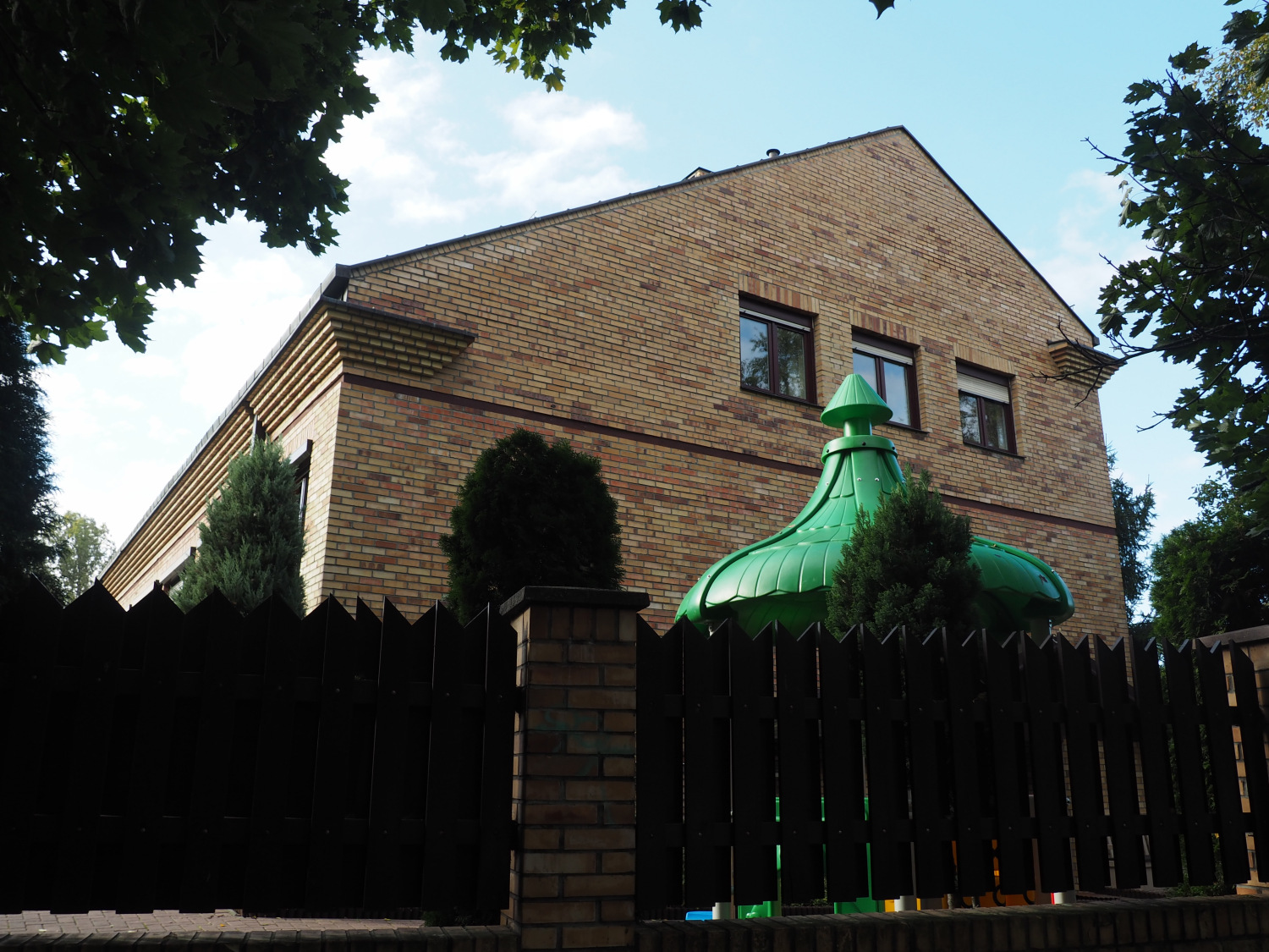 Zdjęcie architektury budynku Dom prowincjalny Sióstr Służebniczek NMP Niepokalanie Poczętej i Zakład Opiekuńczo-Leczniczy im. Edmunda Bojanowskiego